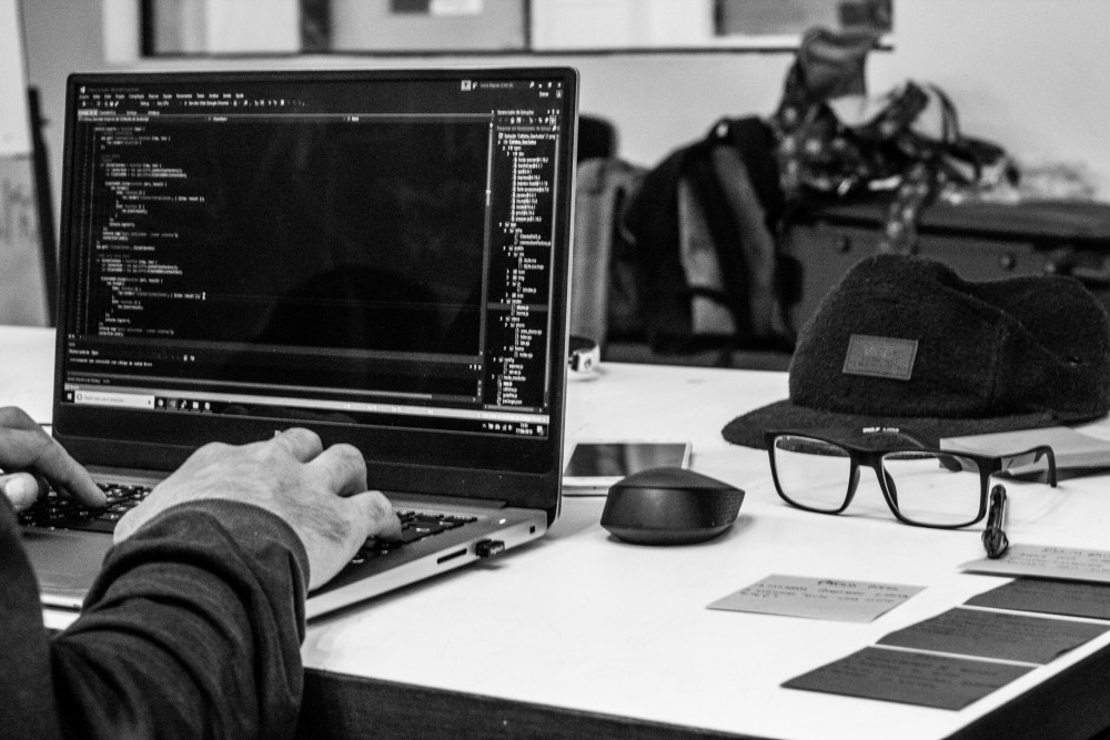 Professionnel analysant les résultats d'un test d'intrusion sur un ordinateur portable
